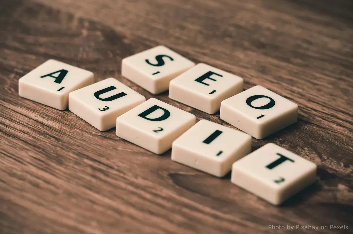 Cilvēks strādā pie vietnes SEO optimizācijas